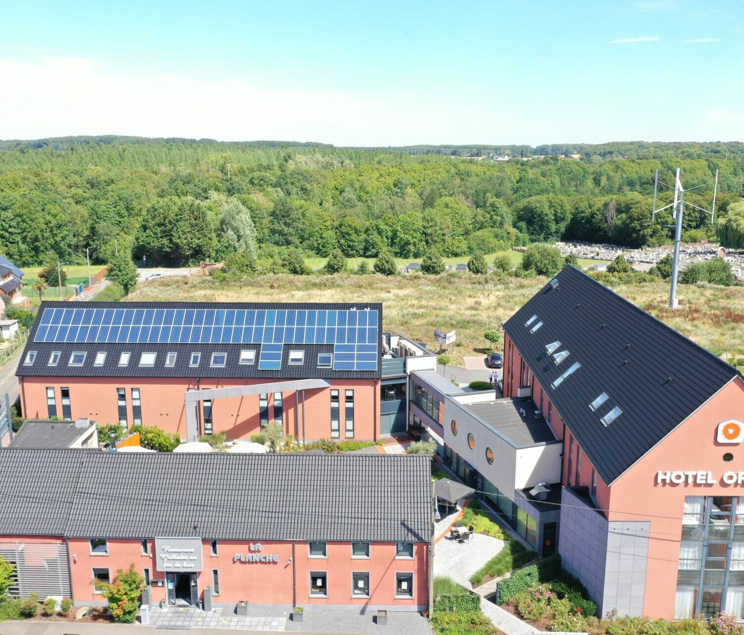 Hôtel éco-responsable avec panneaux solaires