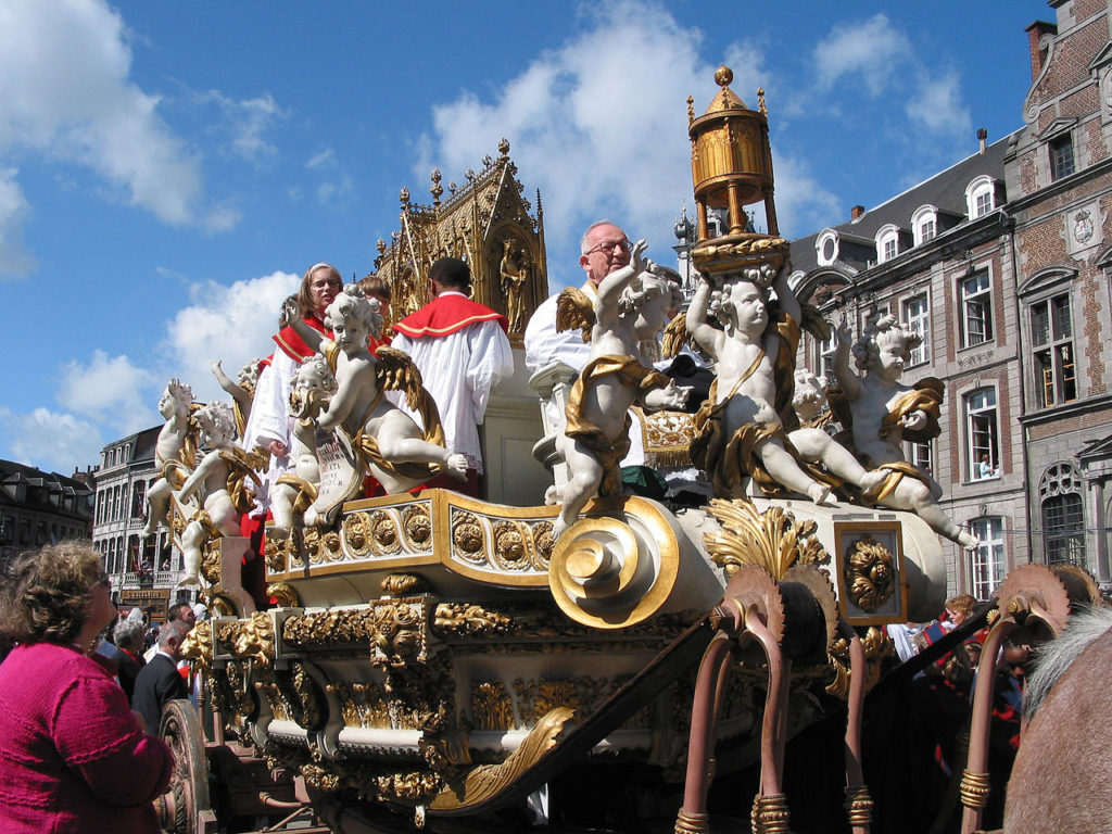 Le Car d'Or lors du Doudou à Mons