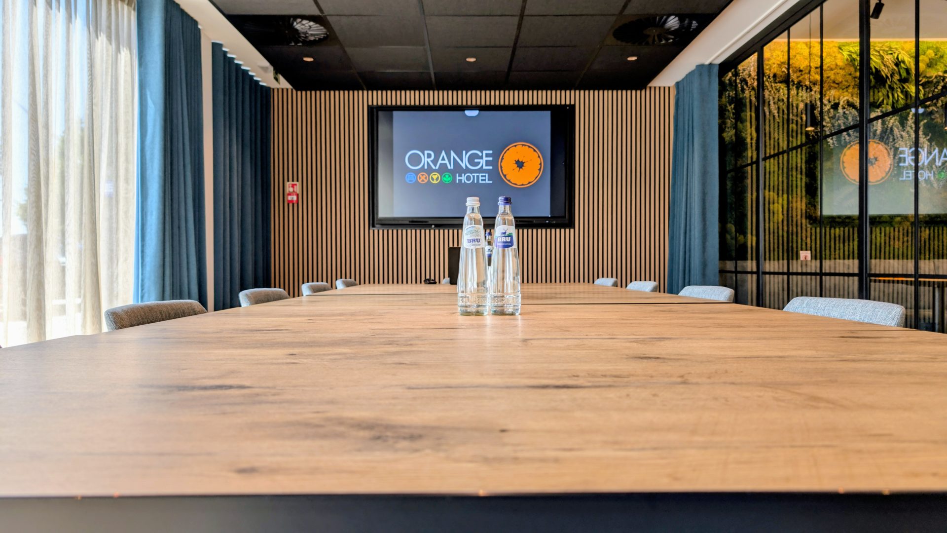 Focus sur la salle de réunion de l'Orange Hotel