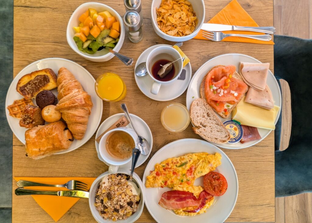 Table de petit-déjeuner à l'Orange Hotel